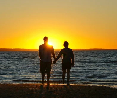 Silhouettes au coucher de soleil — flamme jumelle et lien d'âme